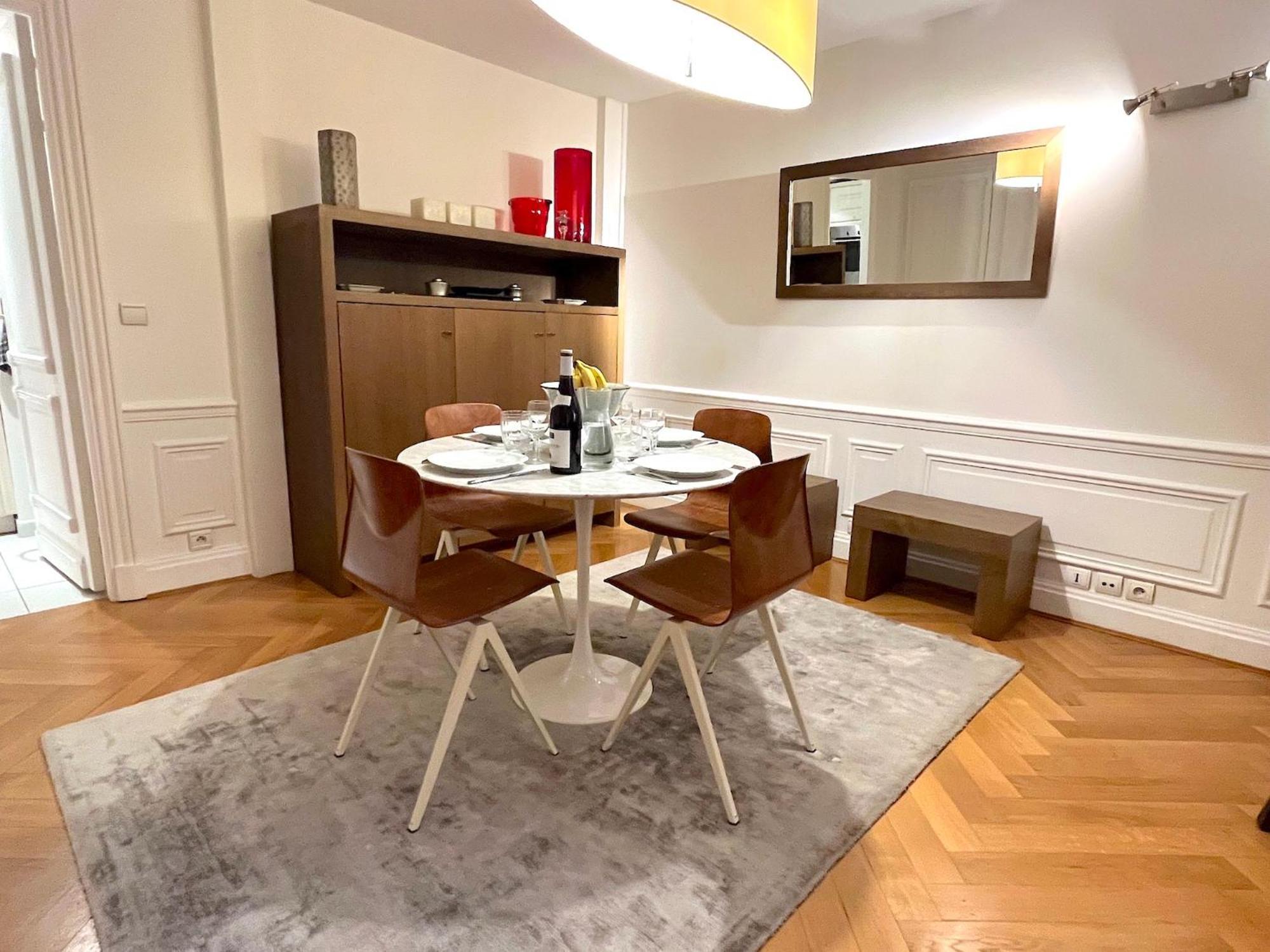 Apartment Pierre Charron Paris